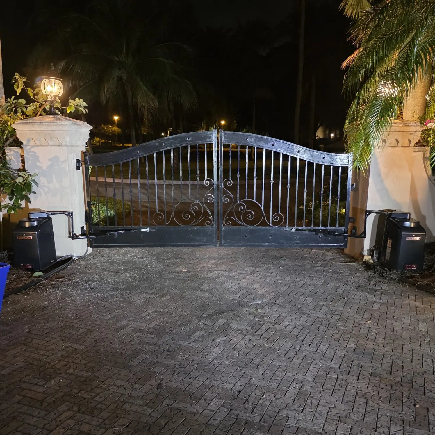 Arched automatic slide gate