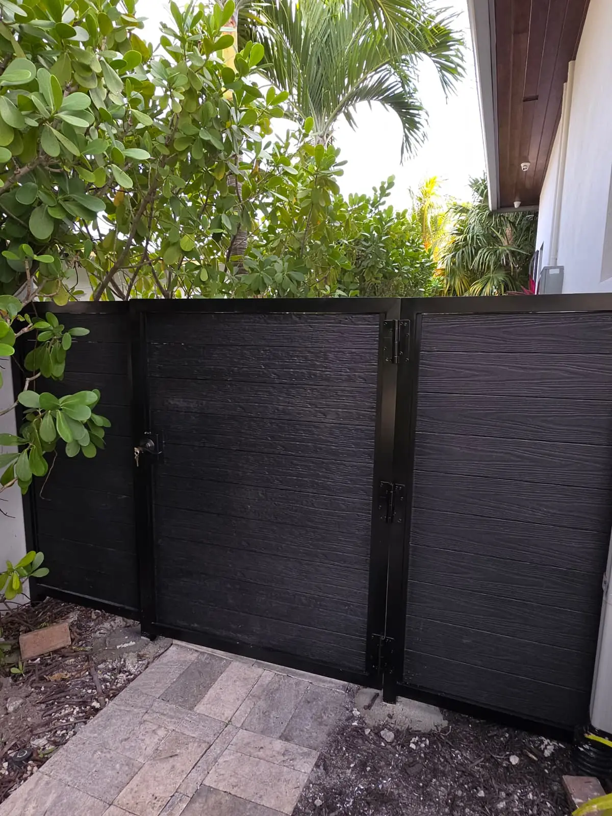 Aluminum pedestrian privacy gate