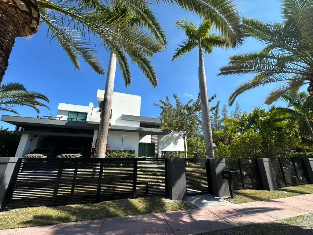 Modern Black Gate And Fence Luxury Home